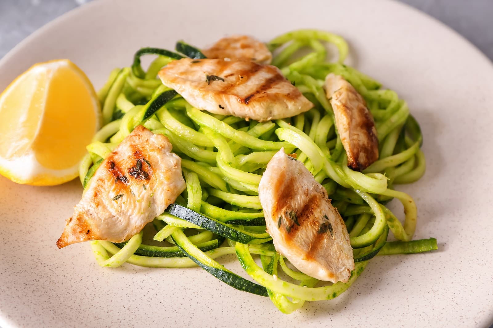 Courgette spaghetti met kip en paranoten