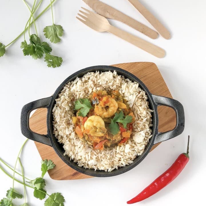 Curry met aubergine, winterpeen, garnalen en bloemkoolrijst van de Gezonde Dutchies