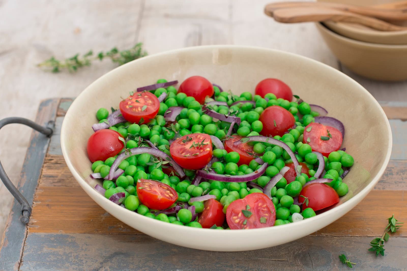 Erbsensalat mit roten Zwiebeln und Kirschtomaten