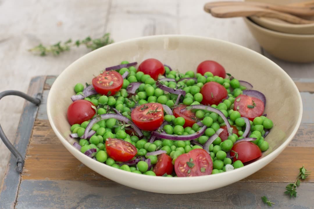 Doperwtensalade met rode ui en kerstomaatjes
