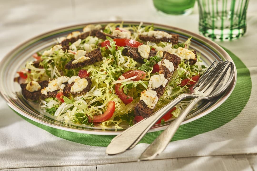Frischer Salat mit Tomate und Ziegenkäse