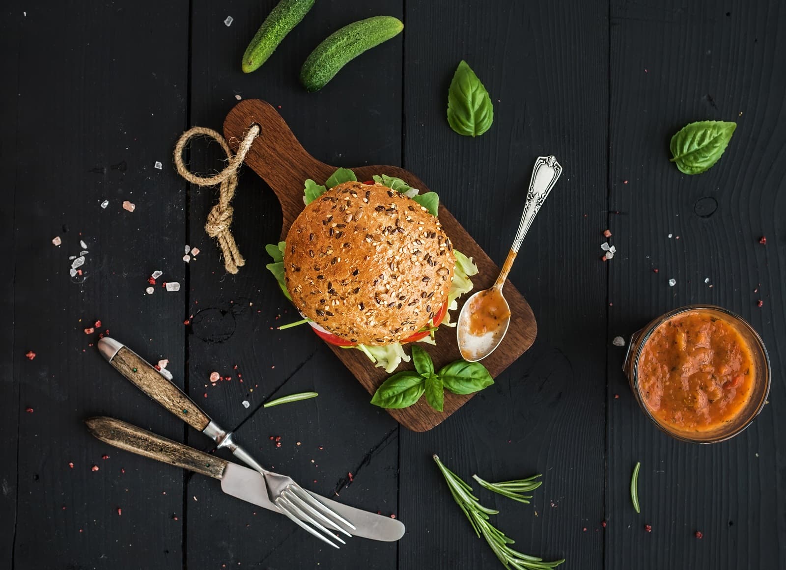 Burger met paprikasalade