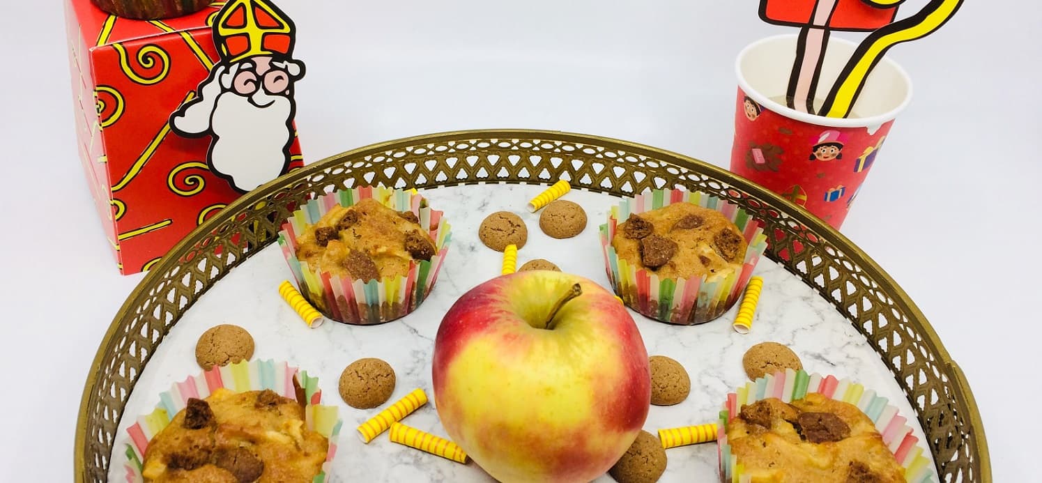 Sinterklaas treat: Mini apple cake with spiced nuts
