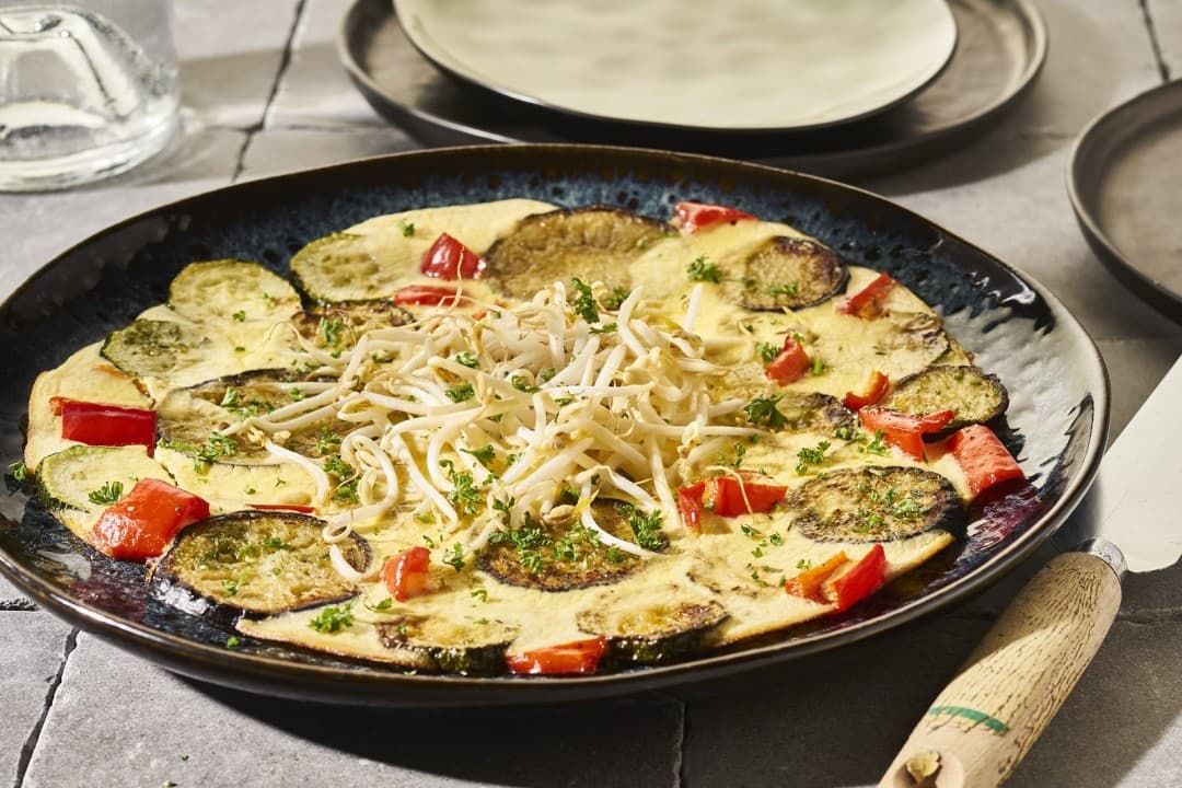 Vegetable dish with courgette and bean sprouts