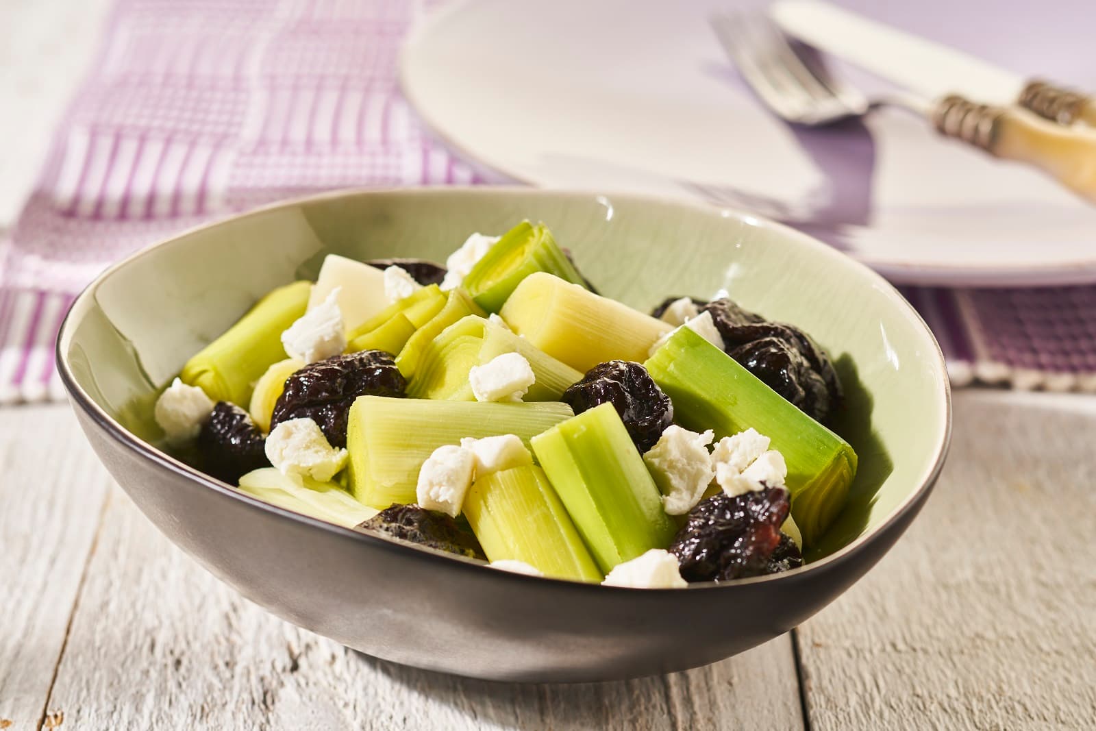 Leek with prunes and goat cheese