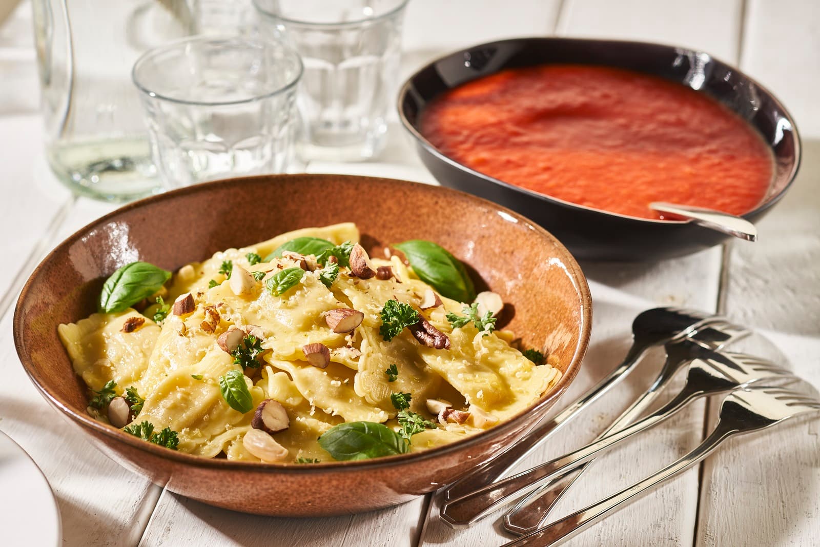Ravioli met saus van geroosterde paprika’s