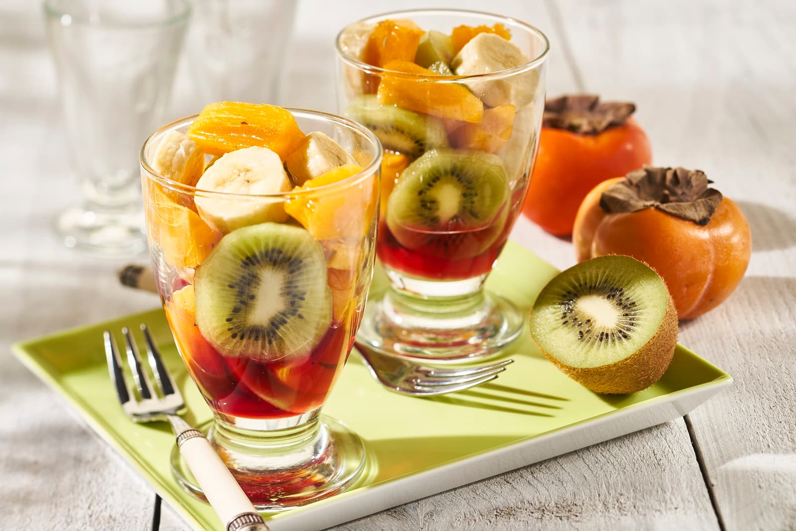Fruitsalade met kaki (sharonfruit), kiwi en banaan
