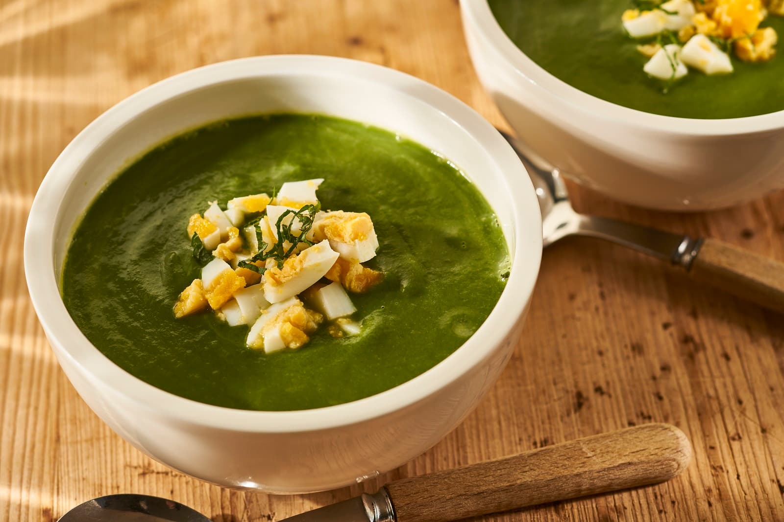 Spinatsuppe mit Avocado und frischer Minze