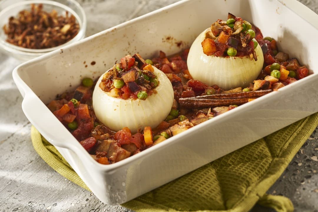 Onion stuffed with vegetable curry
