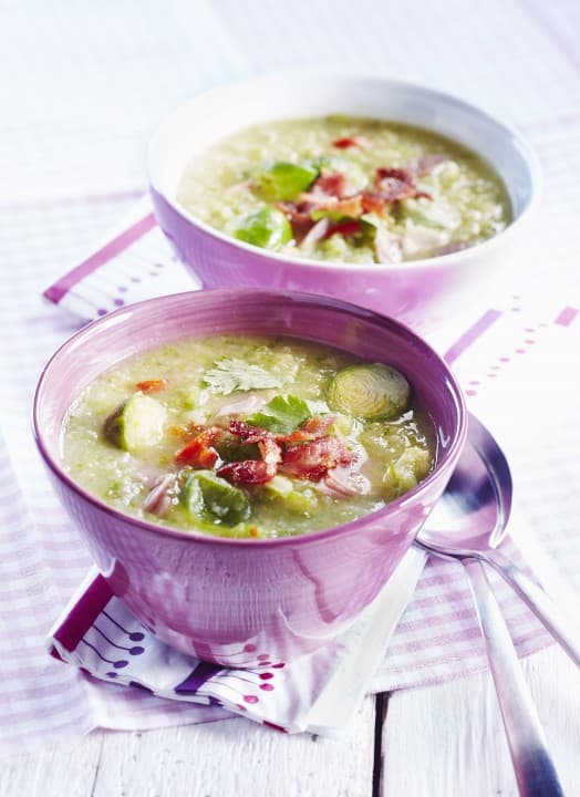 Pikante spruitjessoep met baconkruimels