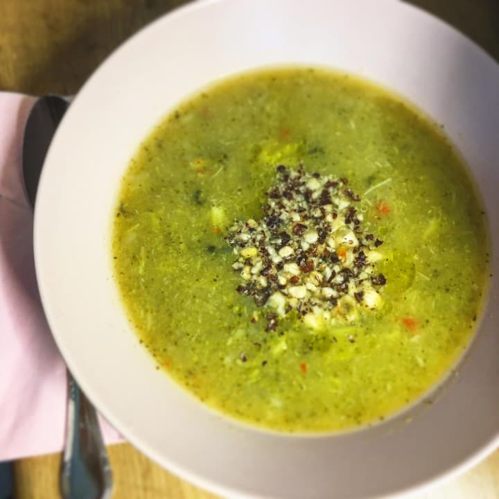Pikante Brokkolisuppe mit weißen Bohnen und Zitrone von Joke Boon