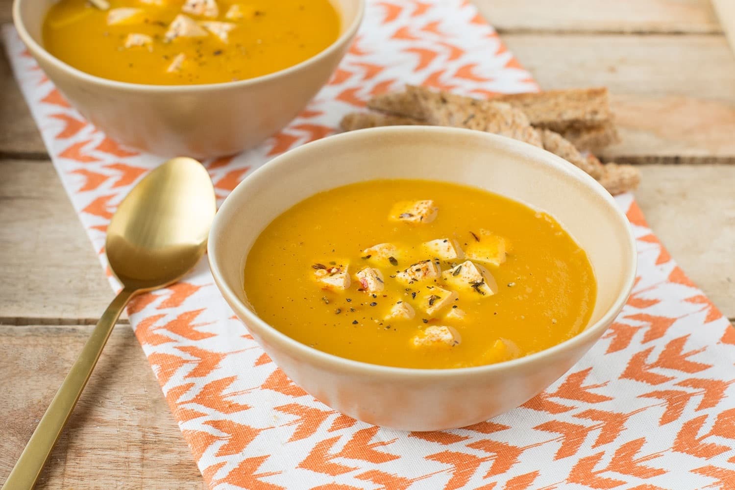 Pompoensoep met tofu en gegrild kruidenbrood