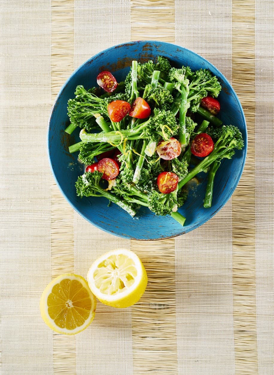 Salade met aspergebroccoli, tahin, honing en citroen