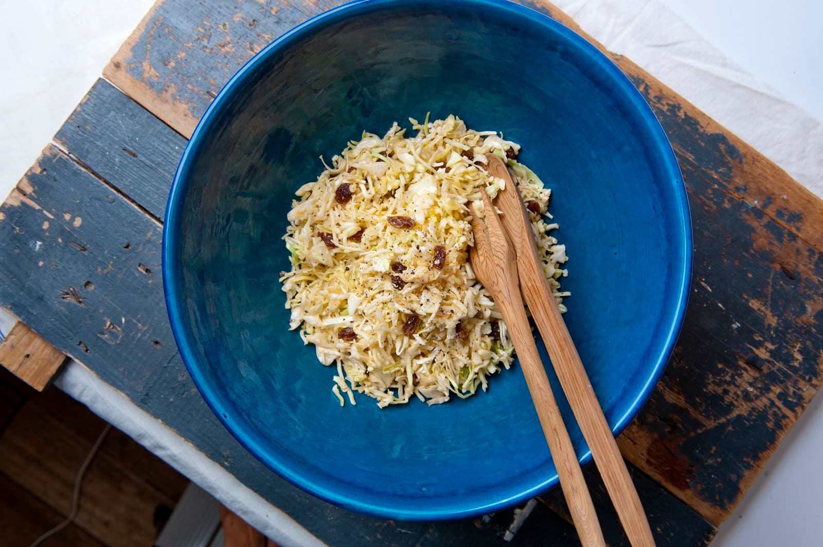 Spitskoolsalade met kaasdressing