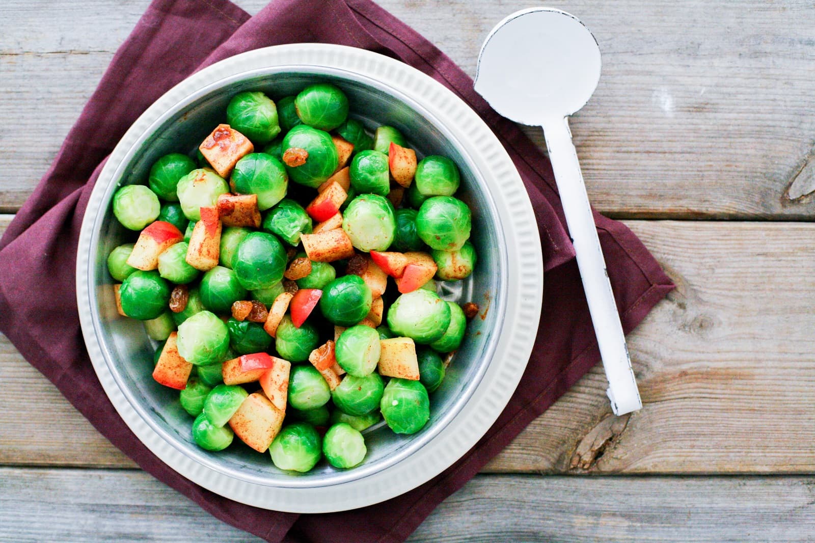 Spruitjes met appeltjes en rozijnen