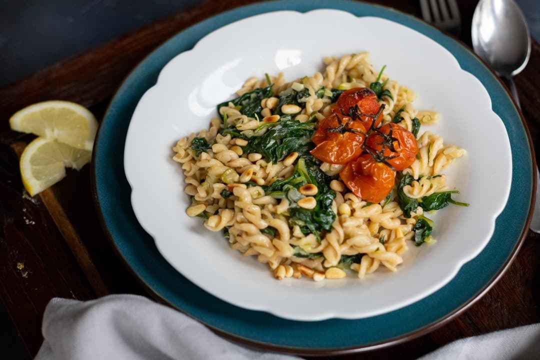 Wholemeal pasta with courgette, lemon and spinach by Francesca Kookt