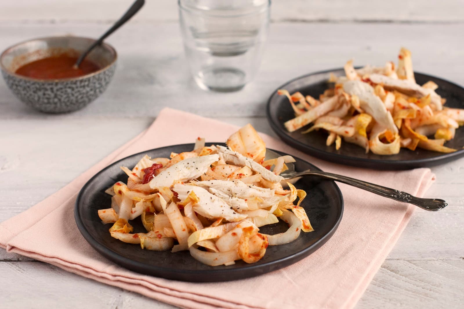 Chicoréesalat mit Makrele und gegrilltem Paprika-Dressing