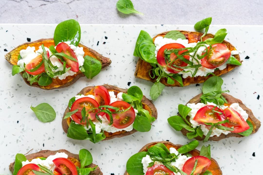 Zoete aardappel 'toast' met veldsla, cottage cheese en balsamico tomaatjes