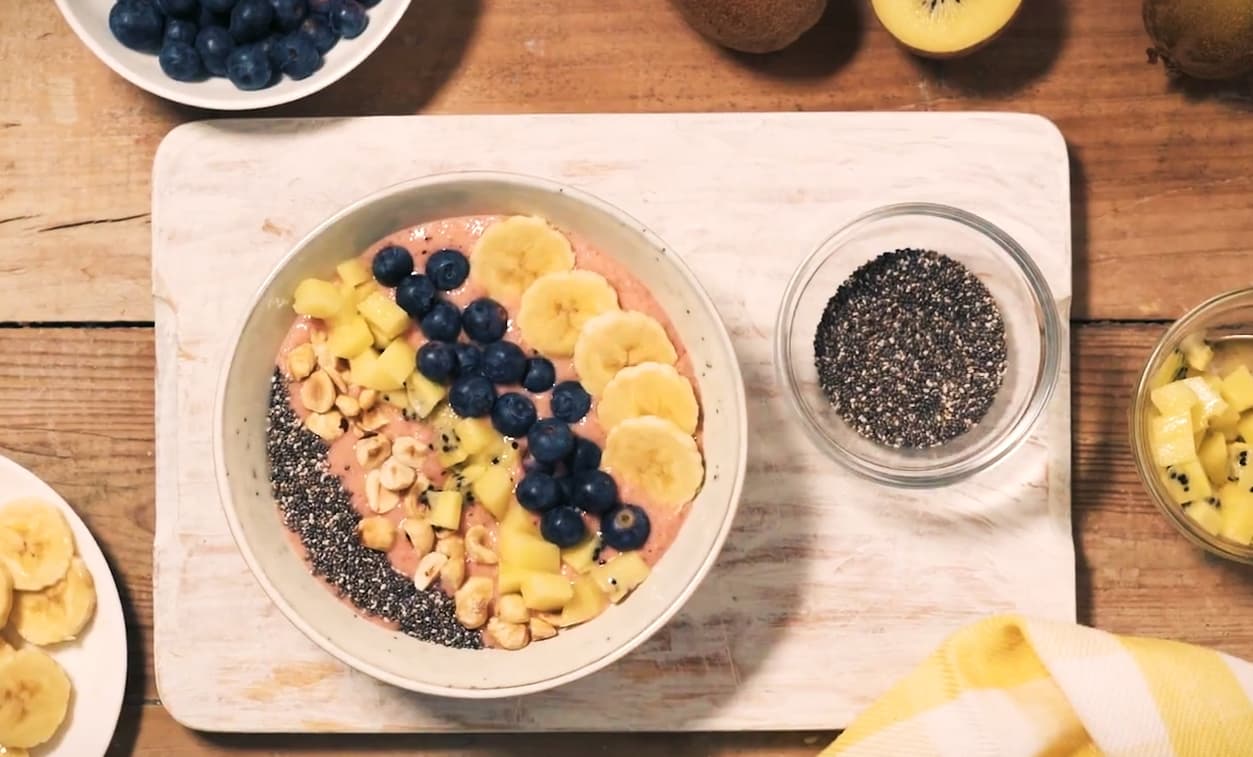 Ontbijtbowl met gele kiwi, rood fruit en chiazaden