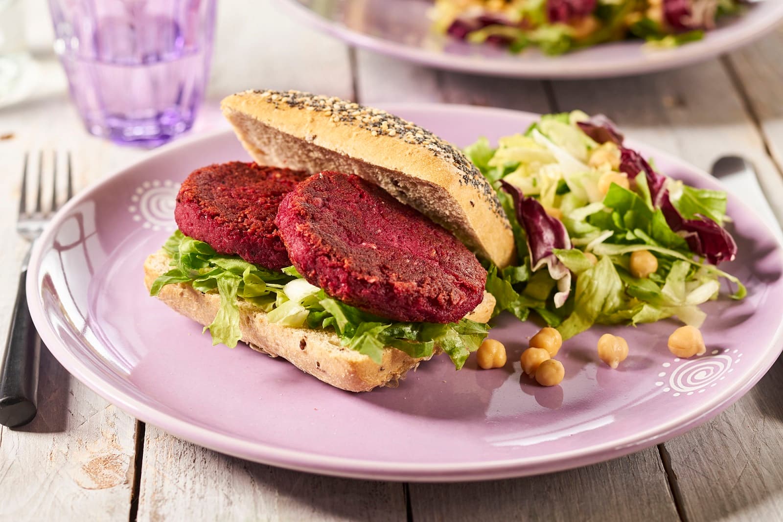 Rode bietenburgers met andijviesalade