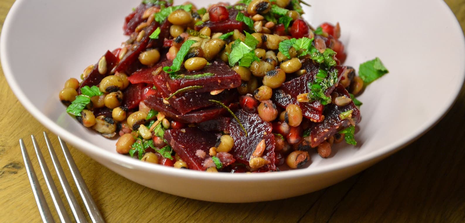Vegan salade van biet, granaatappel en krokante bonen van Joke Boon