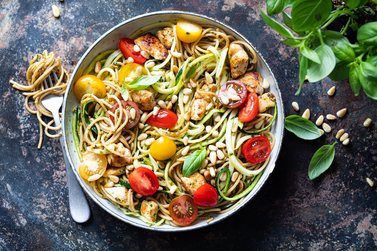 emmer Kiezelsteen Maand Woensdag: Pesto kip met (courgette) spaghetti van Simone's Kitchen -  Veggipedia